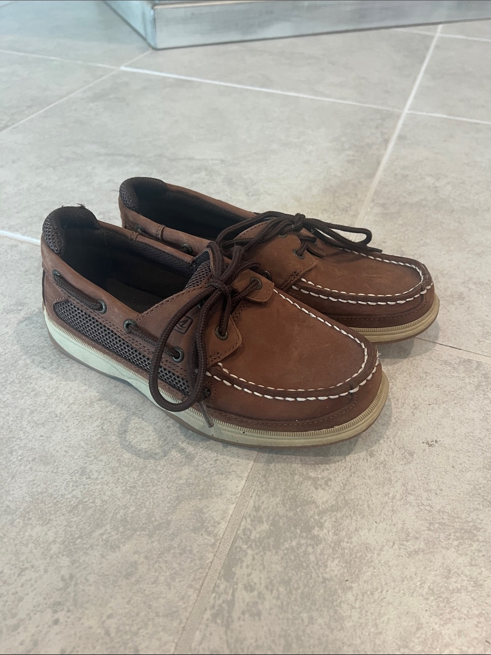 • Sperry Brown Kids Moccasin Boat Shoes with White Stitching, size 3 •
